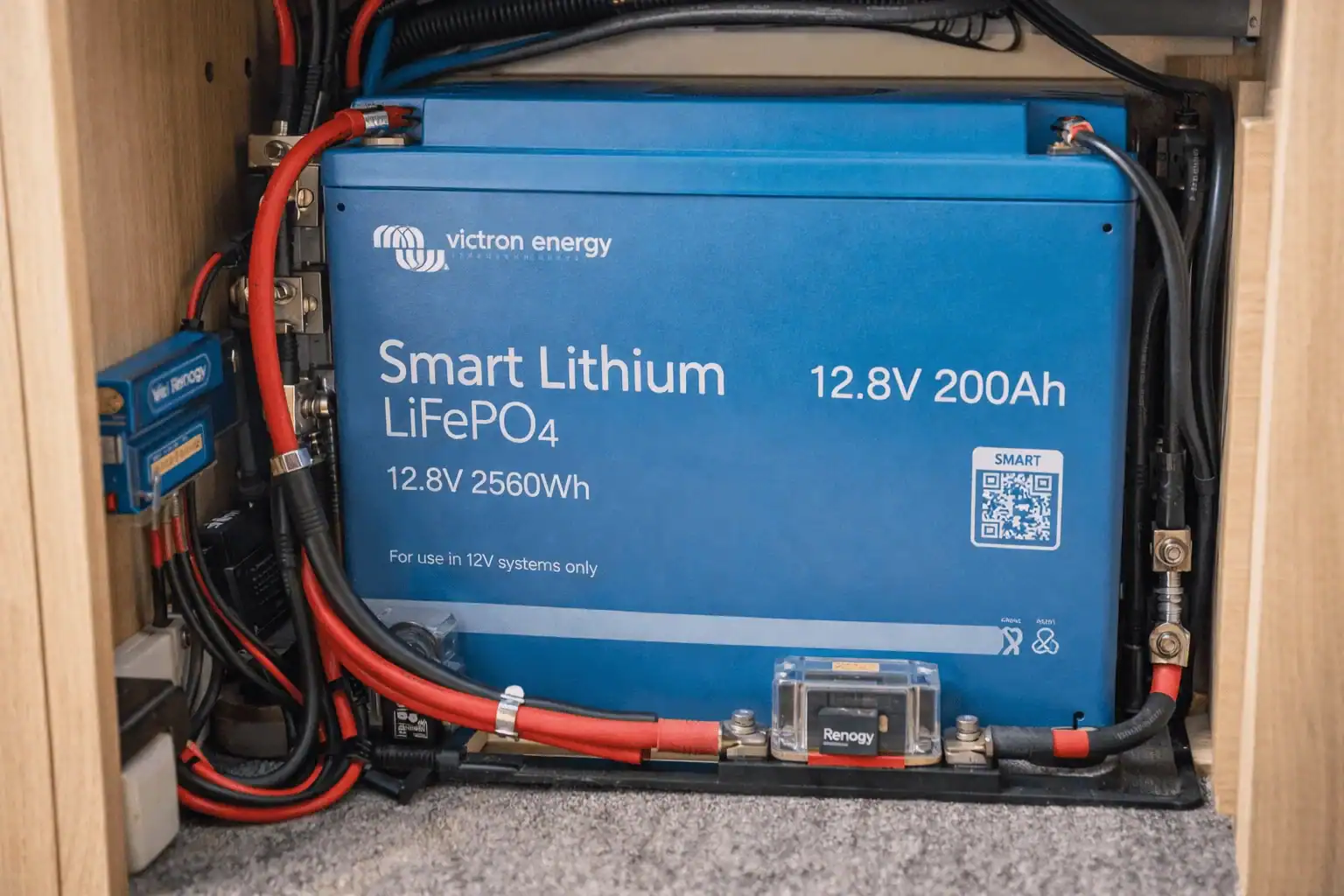 Lithium accu ingebouwd in een camper voor off-grid stroomvoorziening