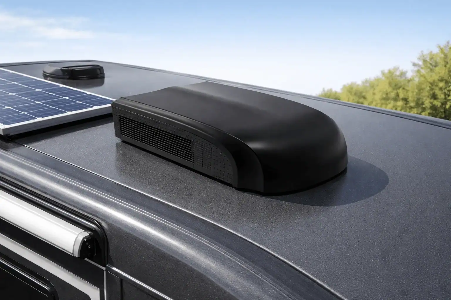 Mestic RTA-2500L Black dakairco gemonteerd op donker camperdak