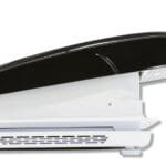 Vechline Luxuoso II dakventilator met zwarte kap op een wit dakframe