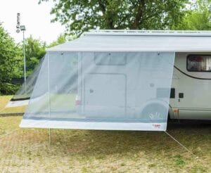 Fiamma Sun View XL zonnescherm gespannen onder een uitgerolde luifel