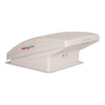 MaxxFan Deluxe dakventilator met witte regenkap, opengeklapt