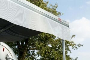Fiamma Shade schaduwdoek dat onder de luifel wordt gespannen