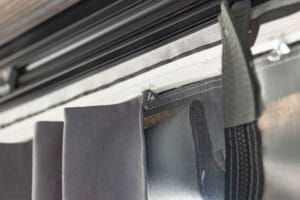Front Panel 20 (F65 / F80): paneel dat met klemmen aan de voorlijst van de luifel hangt
