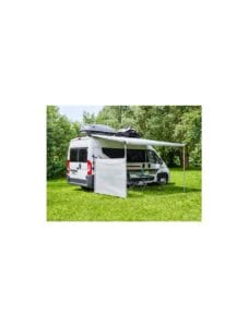 Thule Omnistor Windscreen zijwand gemonteerd aan een uitgerolde luifel