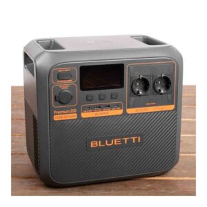 Bluetti Premium 200 V2 powerstation van 2.073 Wh op een houten tafel