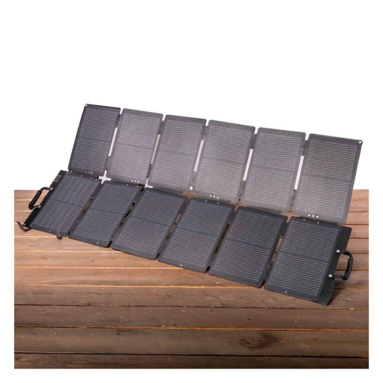 Bluetti SORA 220 opvouwbaar zonnepaneel van 220 W op een houten vlonder