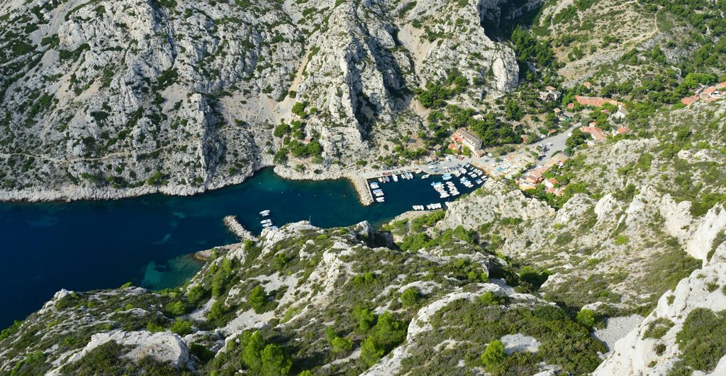 De Calanque de Morgiou bij Marseille, een smalle baai tussen witte kalkrotsen