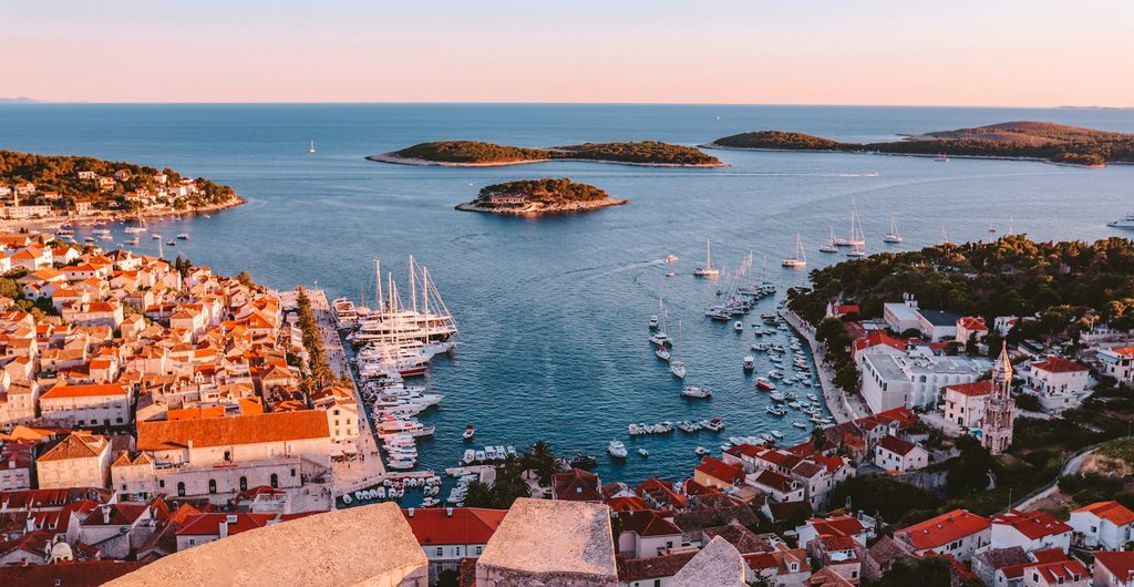 De haven van Hvar met de Pakleni-eilanden in de avondzon, van bovenaf