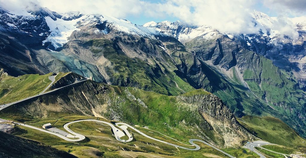 Haarspeldbochten van de Gro&szlig;glockner-Hochalpenstra&szlig;e tussen de besneeuwde toppen
