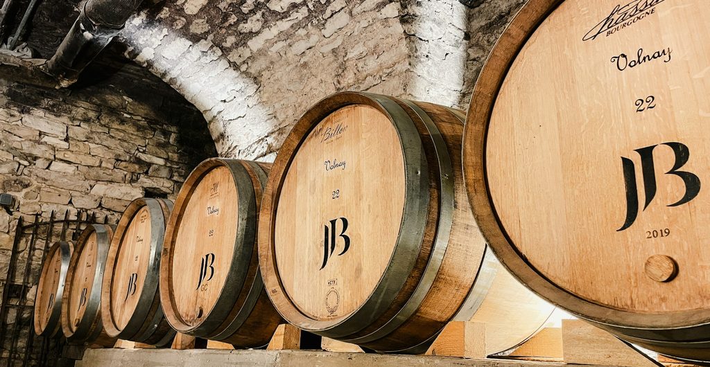 Eikenhouten wijnvaten in een gewelfde kelder van een wijnmaker in Santenay in de Bourgogne
