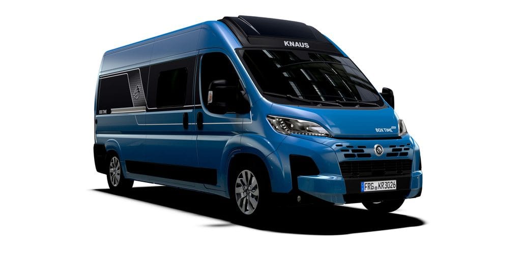 Knaus Boxtime buscamper in blauw, driekwart vooraanzicht, fabrieksfoto