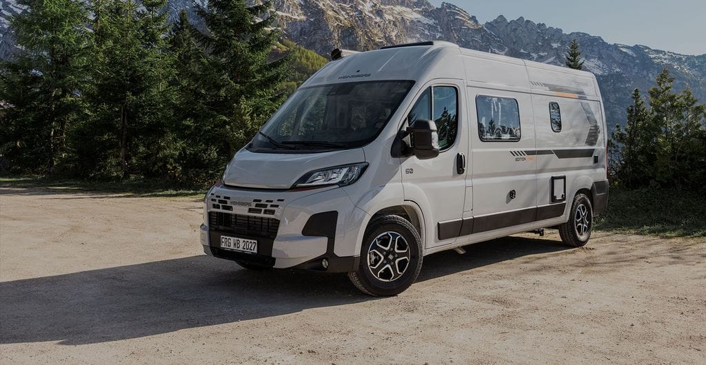 Weinsberg CaraBus Edition Fire buscamper op een bergparkeerplaats, fabrieksfoto