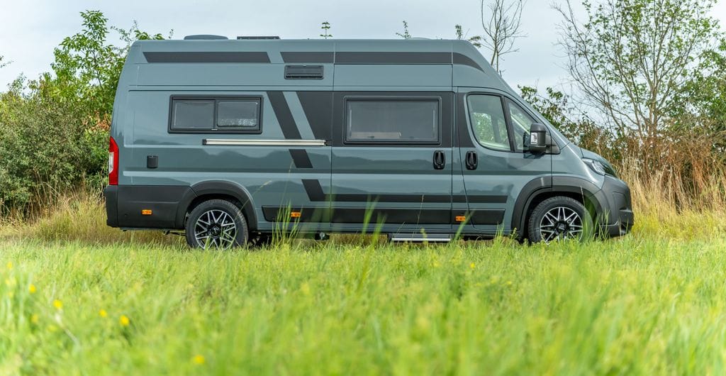 La Strada Avanti R buscamper in grijsgroen, zijaanzicht in het gras, fabrieksfoto