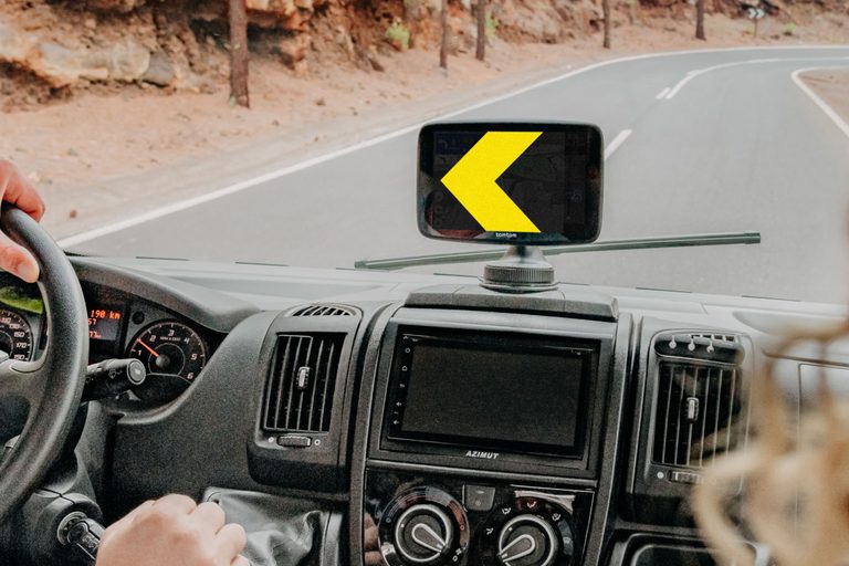 Camper navigatie TomTom GO Camper Max op het dashboard van een Fiat Ducato-camper op een bergweg