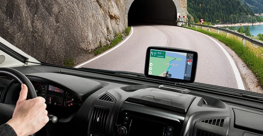 TomTom GO Camper Tour 2 camper navigatie op het dashboard van een camper vlak voor een tunnel aan een bergmeer