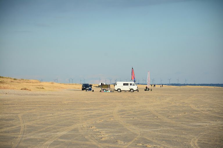 Met de camper naar Denemarken: camper op een breed Deens autostrand aan de Noordzee