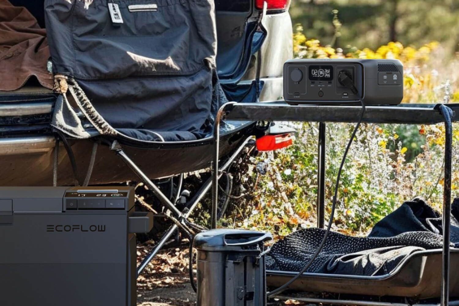Powerstation EcoFlow River 3 op een campingtafel bij de open achterklep, met koelbox en campingstoel