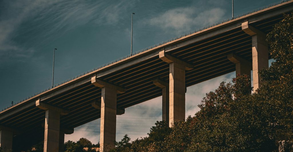 Betonnen pijlers onder een Kroatische autosnelweg bij Bakar, vanaf de grond gezien