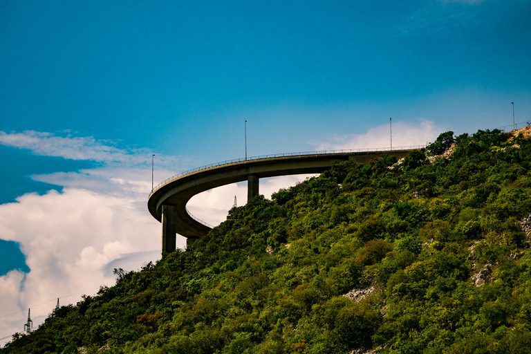 Tol Kroatië: gebogen viaduct van de autosnelweg boven de beboste helling bij Bakar