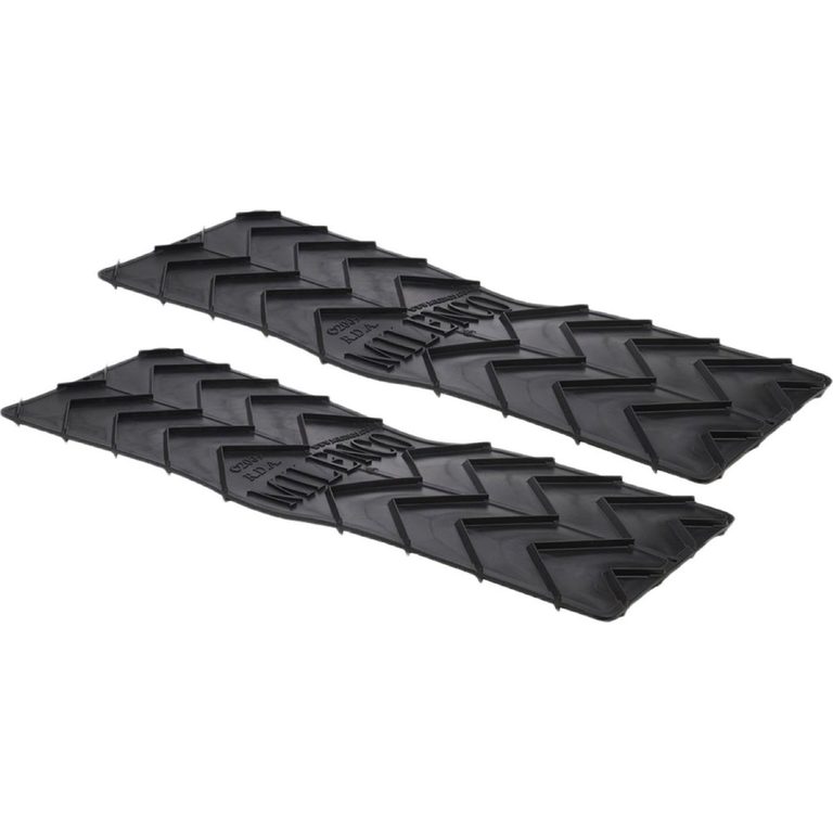 Twee zwarte Milenco Grip Mats om de camper los te rijden uit sneeuw, modder of nat gras