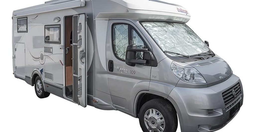 Camper op Fiat Ducato-basis met zilveren raamisolatie achter de voorruit, zo blijft de cabine in de winter warmer