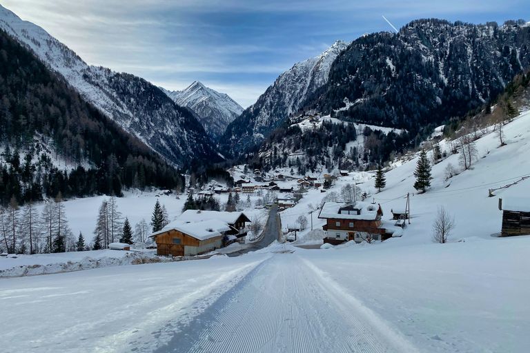 Winterbanden Oostenrijk: het dorp Prägraten in Oost-Tirol in de winter, met sneeuw op de wegen, de daken en de bergen